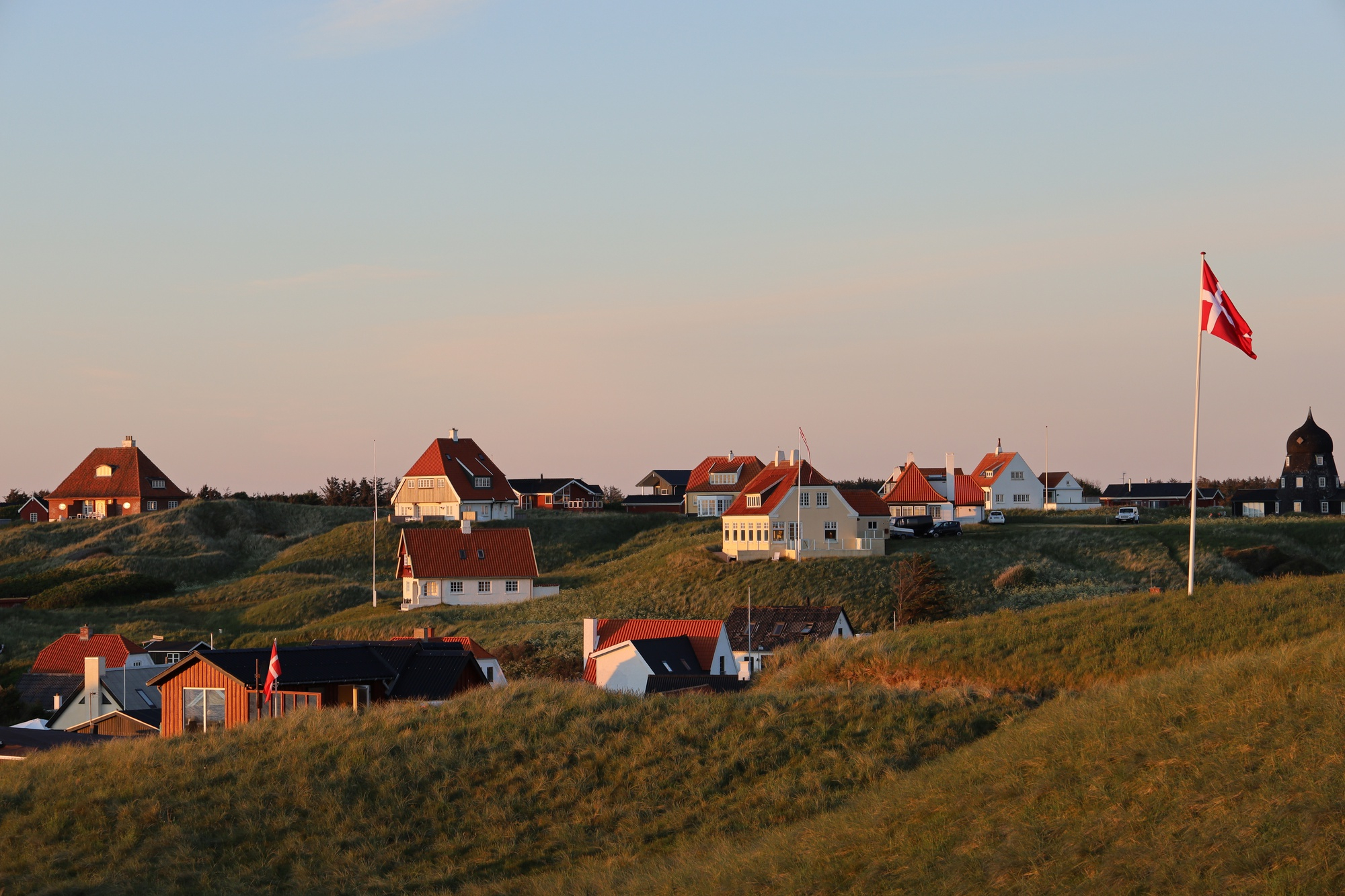 Billedet symboliserer Danmark og emnet omhandler det danske elmarked. Et sommerhus område